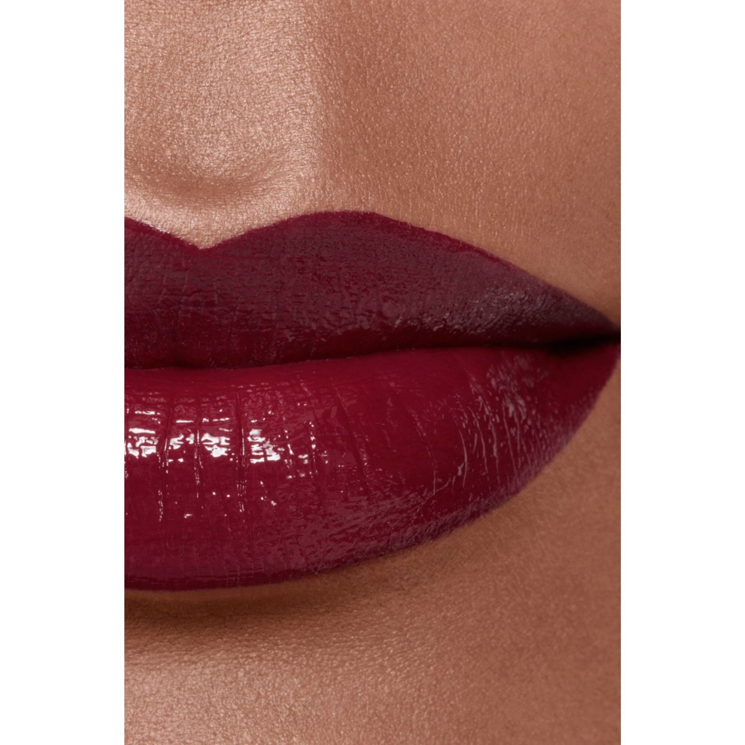 LA BARRA DE LABIOS LÍQUIDA BRILLANTE DE LARGA DURACIÓN